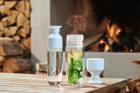 Dopper bottle Glas lifestyle with green leaves on fire place | KRAIBURG TPE